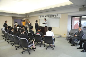  奨学生一人一人に決定証書を手渡す杉山涼子理事長