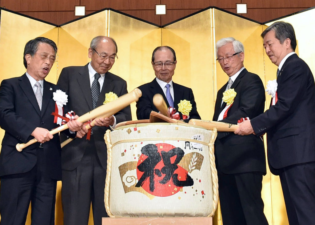  記念祝賀会でバットを使って鏡開きをする世界少年野球推進財団理事長の王さん（中央）、毎日新聞社の丸山社長（右端）ら