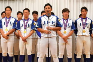  あいさつするＪＦＥ東日本の落合監督（中央）＝千葉市で８月２１日