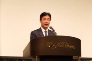  あいさつに立つ高橋会長