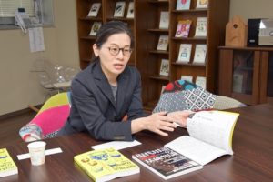  大きく変わった『現代用語の基礎知識』を手に説明する自由国民社・大塚陽子編集長