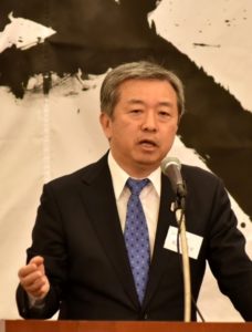  懇話会総会であいさつする丸山昌宏社長