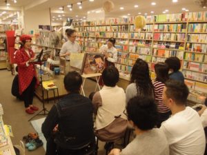  今野書店で絵本を朗読する室井さん（左端）