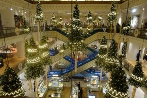  有名百貨店ル・ボン・マルシェはクリスマス仕様に