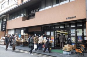  来店客でにぎわうフェア会場