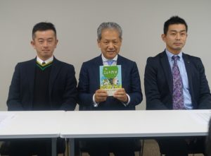  会見を開いた読書人で左から新風会の髙須大輔総務委員長（豊川堂）、大垣守弘会長（大垣書店）、井之上健浩総務副委員長（久美堂）