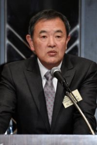  あいさつする坂田一郎会長