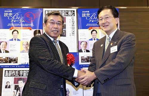  講演後、握手をする弘兼さん（左）と達増岩手県知事