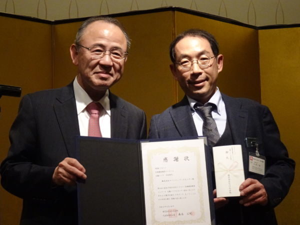  ＮＨＫ出版・森永社長（左）から表彰を受けるアバンティブックセンター・佐薙大輔社長