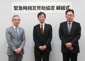  協定を締結した（左から）柳沢社長、西嶌支社長、野田編集局長