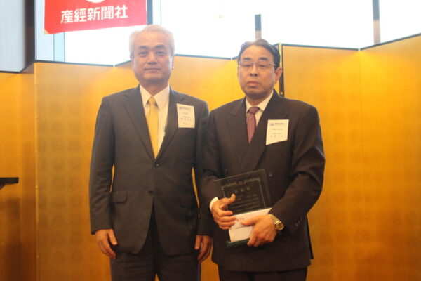  ( 左から) 産経新聞社の飯塚浩彦社長と40年の永年取引表彰の烏山店の古馬一行氏