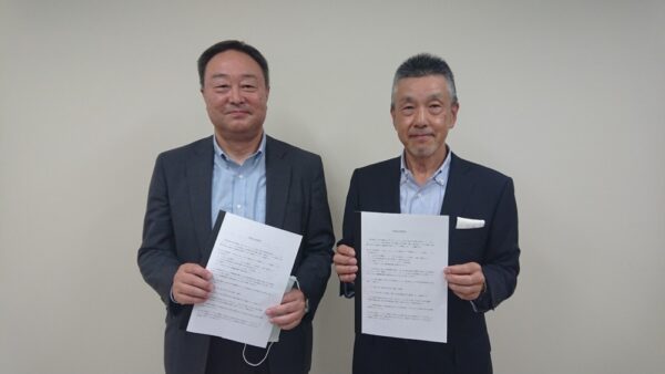  毎日新聞北海道センターの渡辺雅春社長（左）と苫小牧民報社の宮本知治社長 　