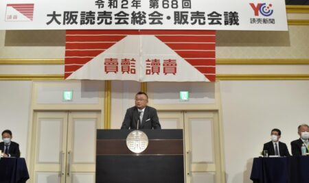  販売会議であいさつする柴田社長