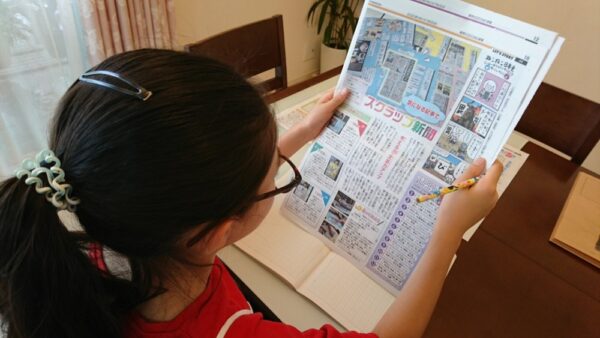  「読売ＫＯＤＯＭＯ新聞を読む小学生」（読売新聞提供）