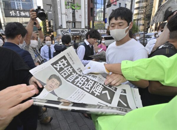  東京都港区のＪＲ新橋駅前で配布された読売新聞の号外