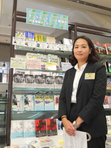  書店オンラインイベントにあわせたフェアコーナーを設けた池袋本店の森暁子副店長