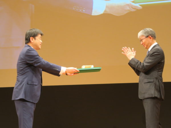  日本新聞協会・山口寿一会長（右）から贈賞