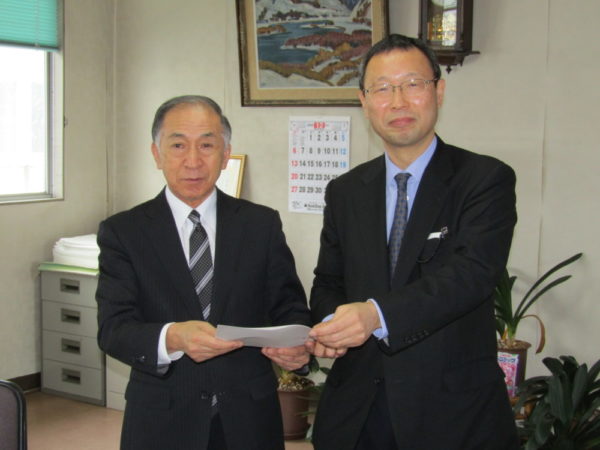  協定に調印した青森読売プリントメディアの飯田秀郎社長（右）、津軽新報社の北山正之社長（左）