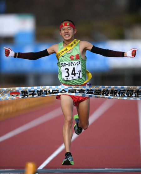  １位でフィニッシュする世羅男子の塩出翔太選手＝たけびしスタジアム京都で2020年12月20日