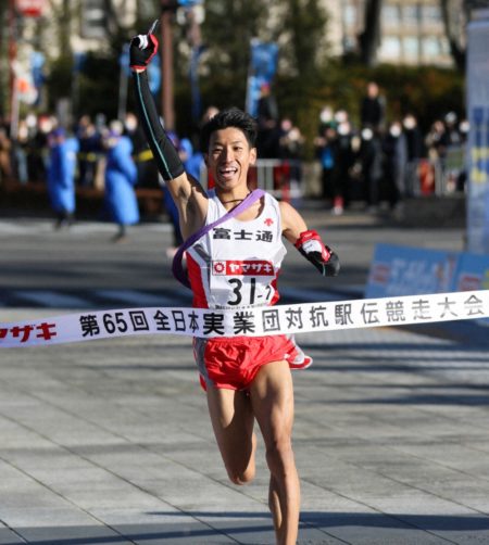  １位でフィニッシュする富士通の７区・浦野選手＝前橋市で１月１日