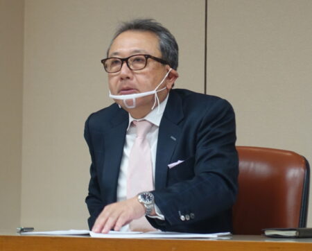  説明会で発言する近藤社長