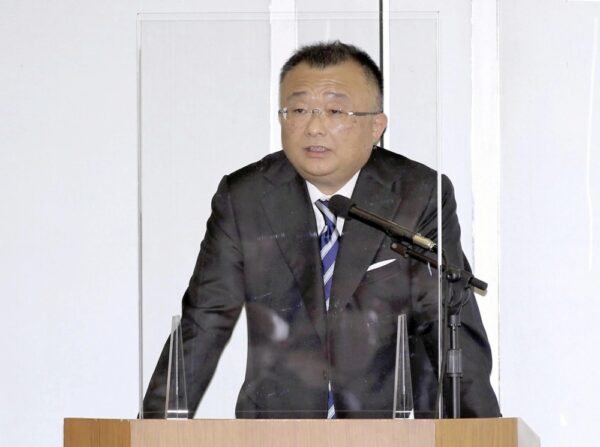  会議であいさつする柴田社長