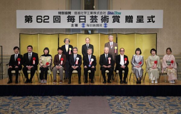  毎日芸術賞の受賞者と記念撮影する毎日新聞社・丸山昌宏社長（前列中央）