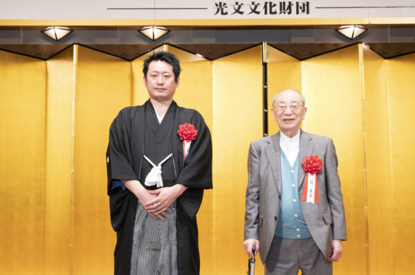  第23回受賞者の辻さん（右）と谷さんⒸ光文文化財団