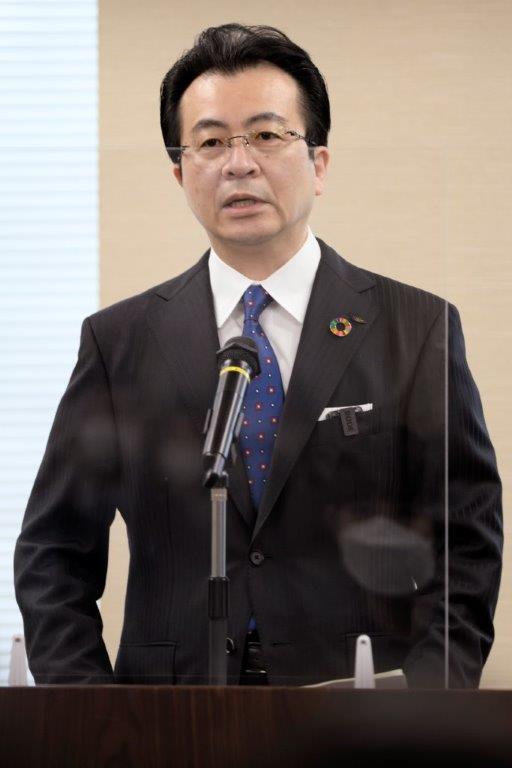  入社式であいさつする中村史郎社長