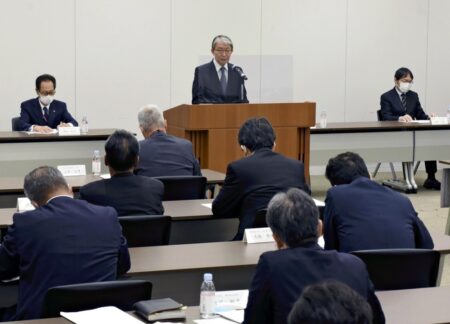  読売東京七日会の正副会長会議であいさつする山口社長