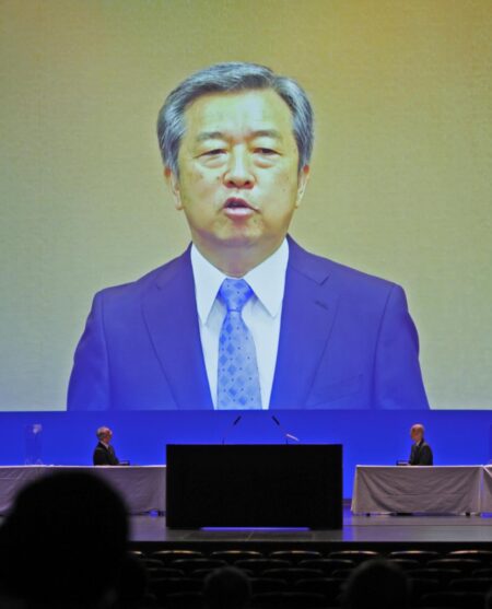  あいさつする新聞協会・丸山会長（写真は北海道新聞社提供）