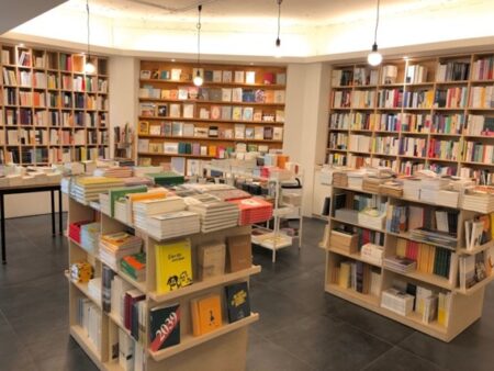  「独立出版物」で溢れるソウルにある「以後ブックス」の売場