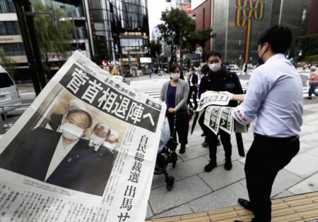  東京・銀座で配布された読売新聞の号外