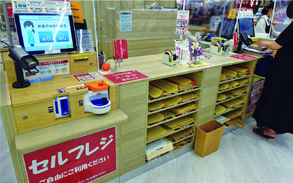 くまざわ書店蕨錦町店 セルフレジ本格稼働、2台を従業員1人で捌き効率