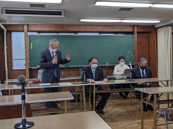  記者発表であいさつする「本の日」実行委員会・大垣委員長と右隣は矢幡会長