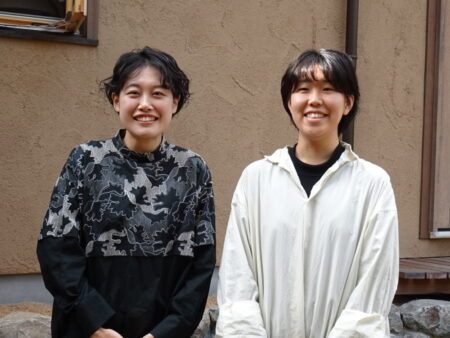  「後世に残る本をつくりたい」と語る稲垣さん（左）と宮城から、さりげなくの門を叩いた熊谷さん
