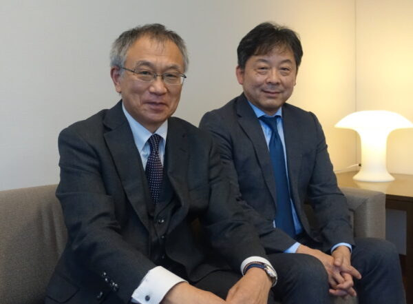  創業した山野氏（左）と光文社・古谷常務