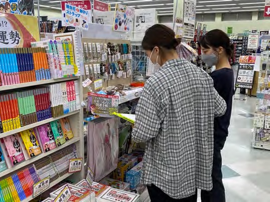  実際の店舗を視察する学生