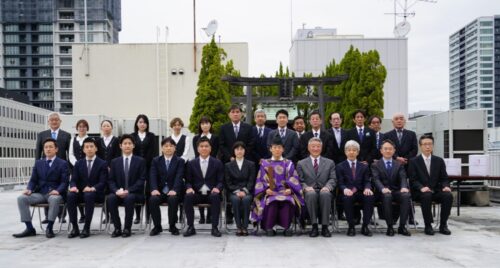  １５０周年を迎えた岡島新聞舗の創業祭で記念写真に収まる関係者＝大阪市西区の本店屋上で