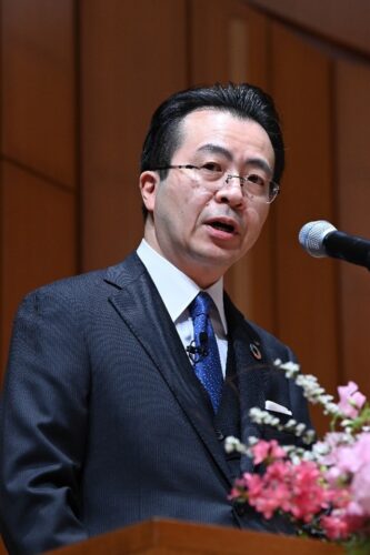  あいさつする朝日新聞社の中村史郎社長