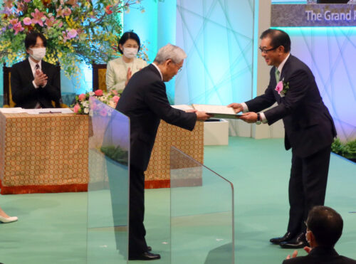  フジサンケイグループの日枝久代表(左)から表彰状を受け取る積水ハウスの仲井嘉浩社長