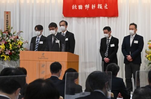  福田会長（左から２人目）をはじめとする新執行部