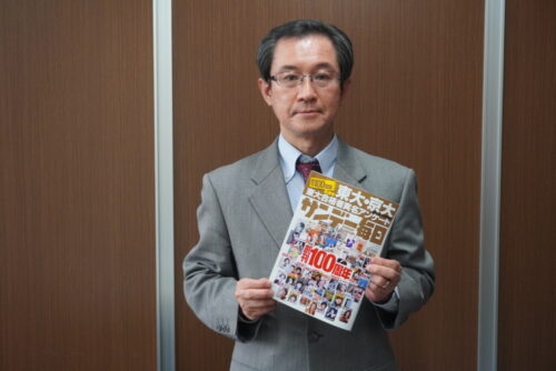  「サンデー毎日」創刊１００周年特別号を手にする前編集長の坂巻氏