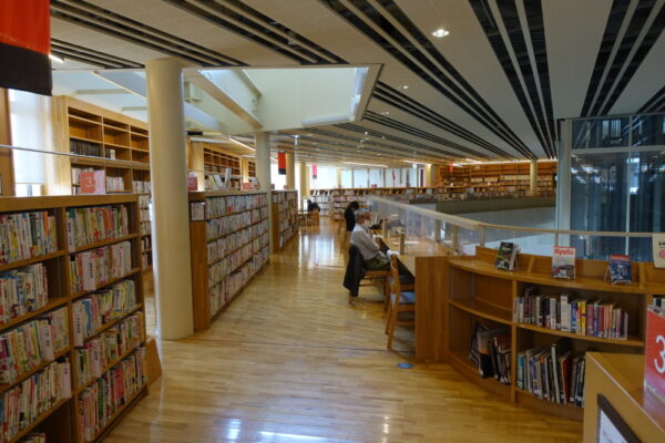  中央の吹き抜けが特徴の鶴川駅前図書館