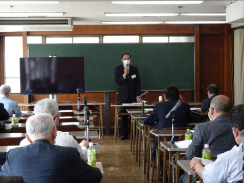  あいさつする矢幡会長