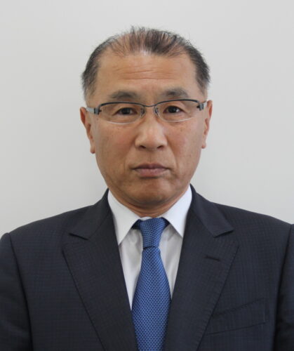  １９６０年生まれ、新潟県佐渡市出身。84年早稲田大学政治経済学部卒、同年株式会社祥伝社入社、文芸編集に携わる。２０１４年執行役員、15年から現職。（名字の辻は一点しんにょう）