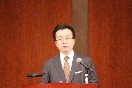  あいさつする朝日新聞社・中村社長