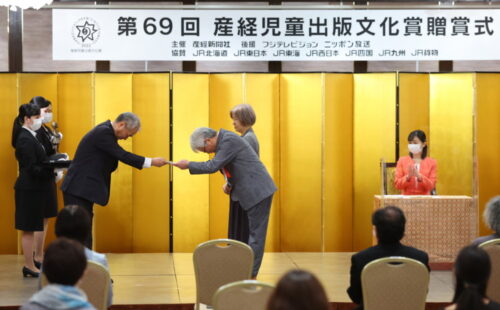  受賞者を表彰する飯塚浩彦社長（左手前）