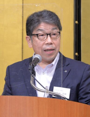  毎日新聞懇話会の総会であいさつする宮井良継会長