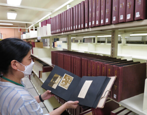  国立国会図書館の書架に並ぶアルバム（新聞通信調査会・提供）